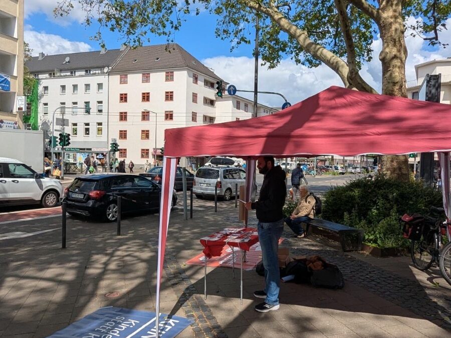 Infostand gegen Sparmaßnahmen an Schulen